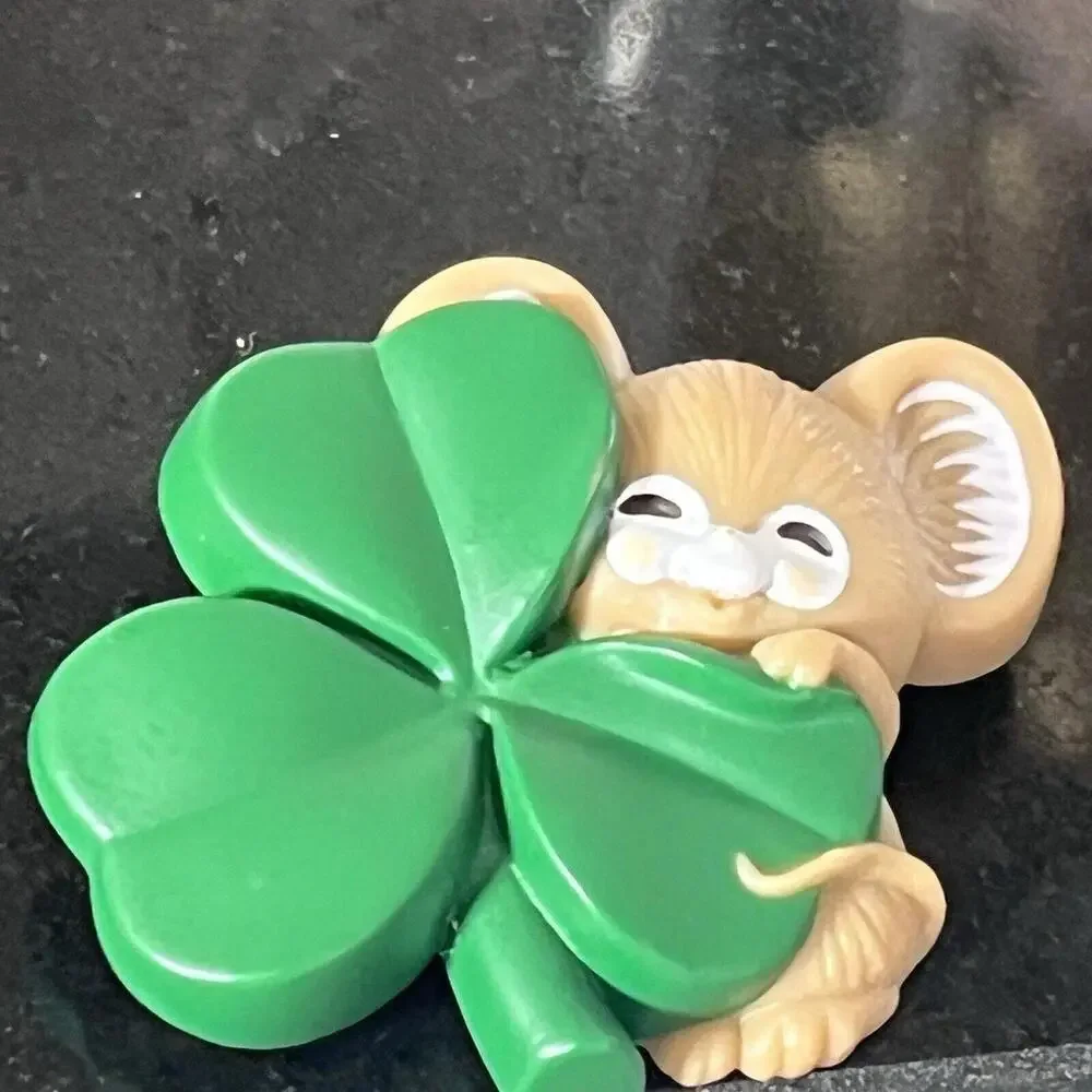 Vintage 1983 Hallmark Mouse & Green Shamrock Lapel Pin Brooch - Picture 4 of 9